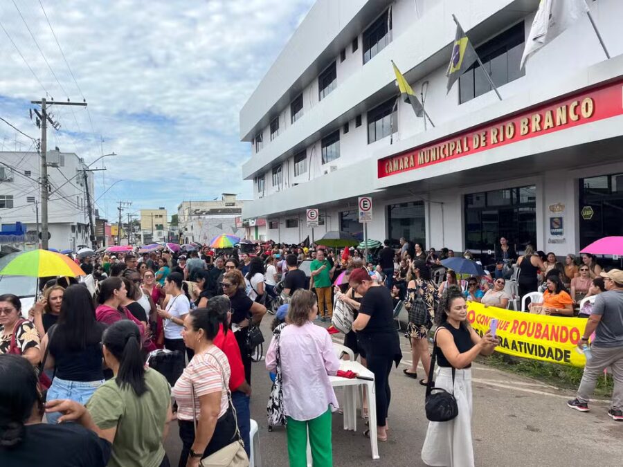 Servidores da Educação de Rio Branco intensificam greve com novo protesto em frente à Câmara Municipal