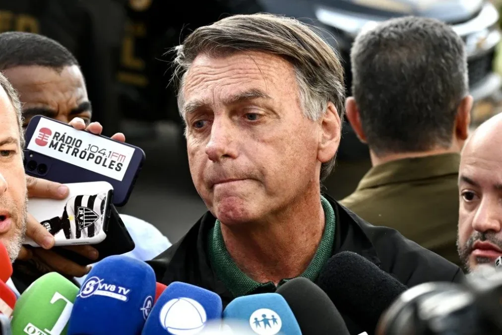 Bolsonaro admite na PF envio Pix de R$ 2 milhões ao filho Eduardo nos EUA e fala em perseguição judicial