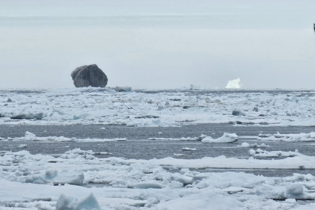 Conto de pescador? Homem registra foto rara de iceberg preto no Canadá