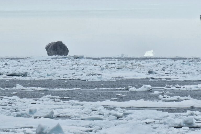 conto-de-pescador?-homem-registra-foto-rara-de-iceberg-preto-no-canada