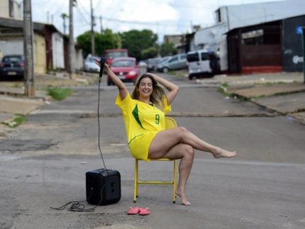 conheca-ju-marques,-cantora-que-viralizou-transformando-hits-em-seresta