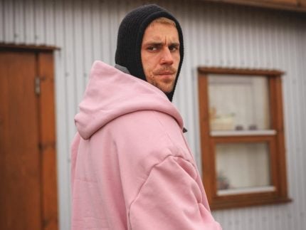 exausto,-justin-bieber-perde-a-paciencia-com-fotografos-e-faz-apelo:-“sou-pai-e-marido”