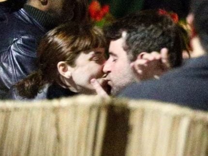 alice-wegmann-e-flagrada-aos-beijos-com-novo-affair-apos-rumores-de-romance-com-carrao