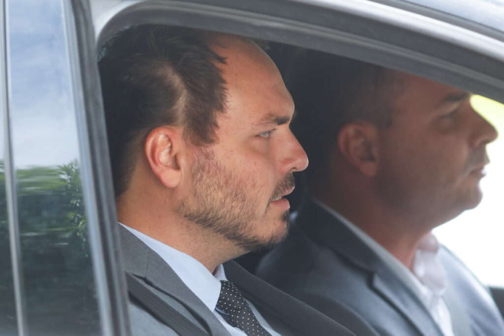 bolsonaro-avisa-deputada-que-lancara-carlos-ao-senado-por-sc