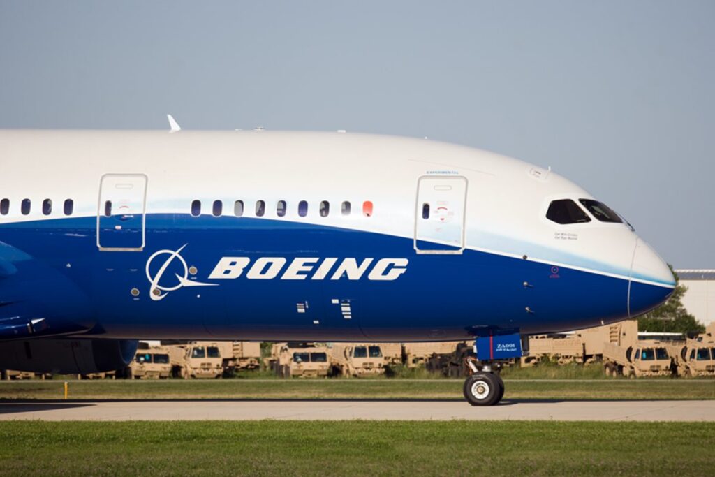 bandeira-branca:-boeing-entrega-aviao-a-china-apos-tregua-comercial