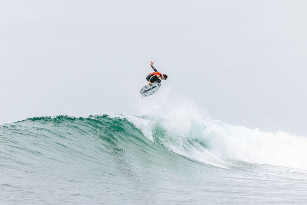 Surfe: brasileiro Yago Dora vence japonês e conquista etapa da WSL