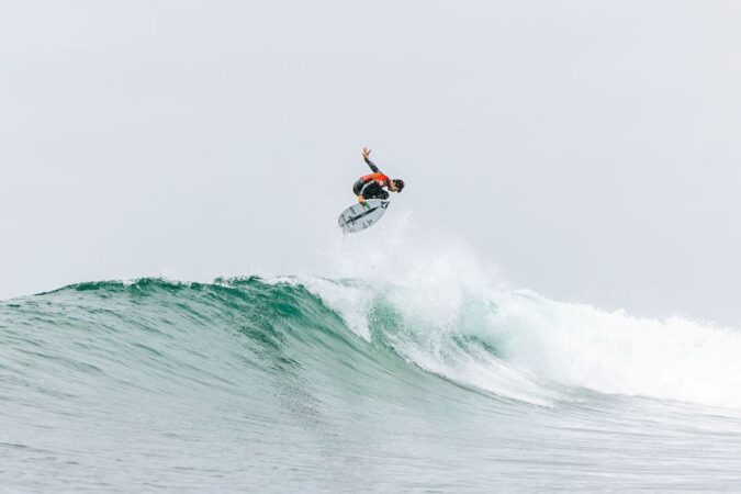 surfe:-brasileiro-yago-dora-vence-japones-e-conquista-etapa-da-wsl