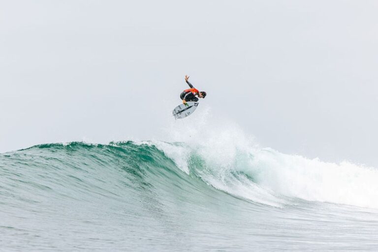 surfe:-brasileiro-yago-dora-vence-japones-e-conquista-etapa-da-wsl