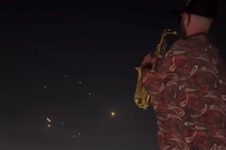 saxofonista-viraliza-ao-tocar-no-libano-enquanto-bombas-caem-em-israel
