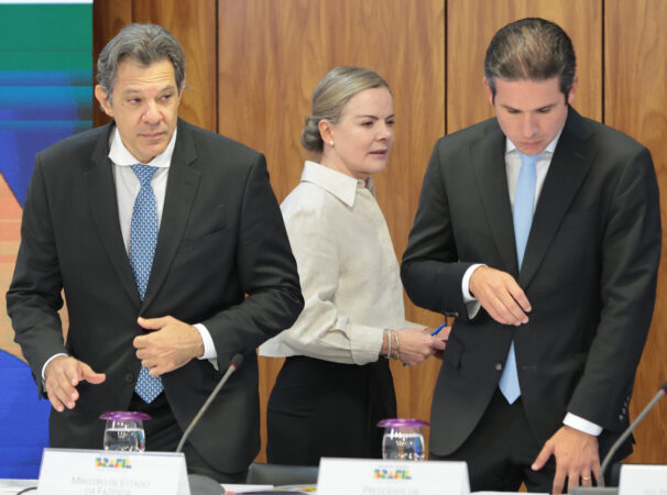 em-meio-a-crise-do-iof,-gleisi-sai-em-defesa-de-hugo-motta