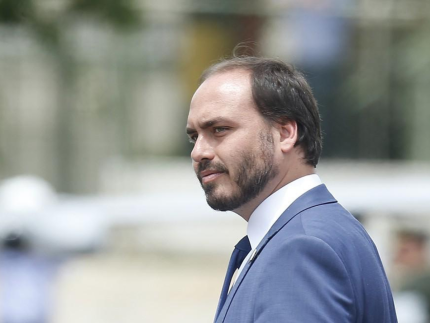 carlos-bolsonaro-pode-disputar-senado-em-2026;-pai-demonstra-interesse-na-candidatura