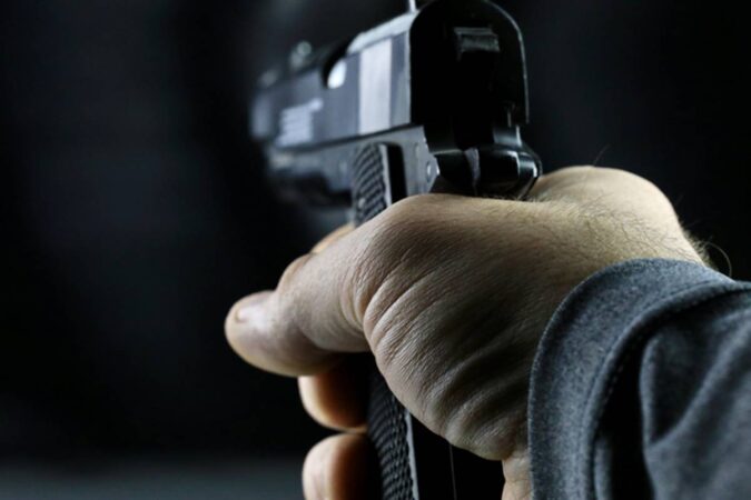 motorista-se-perde,-tenta-ajudar-homem-caido-na-rua-e-acaba-assaltado