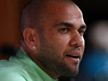daniel-alves-vence-ex-esposa-na-justica-e-recupera-r$-4-milhoes,-diz-imprensa-espanhola