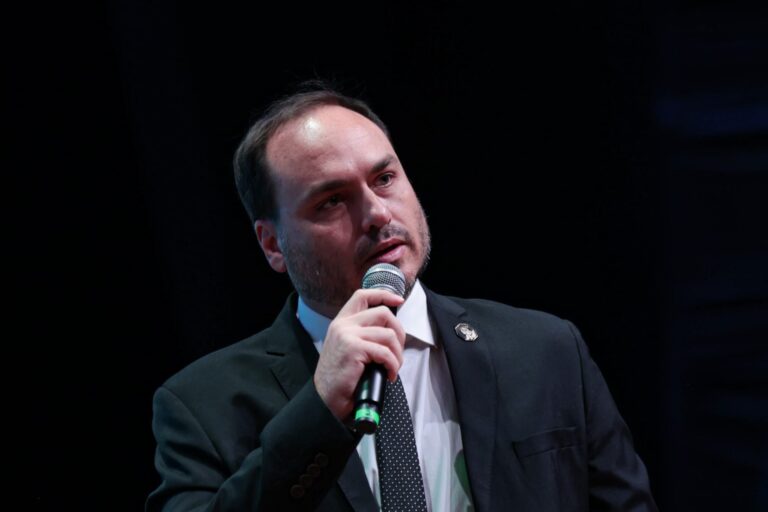 indiciado-por-abin-paralela,-carlos-bolsonaro-ironiza:-“pf-do-lula”