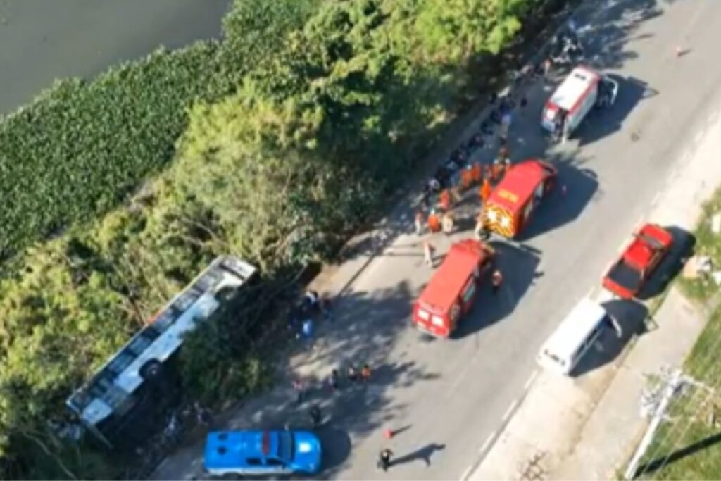 video:-onibus-tomba-na-margem-de-canal-no-rio-e-deixa-33-feridos