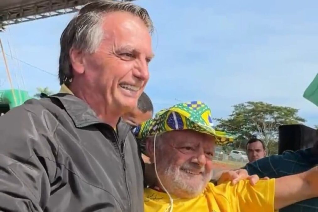 Bolsonaro chama “sósia” de Lula ao palco e compara equipes de governo