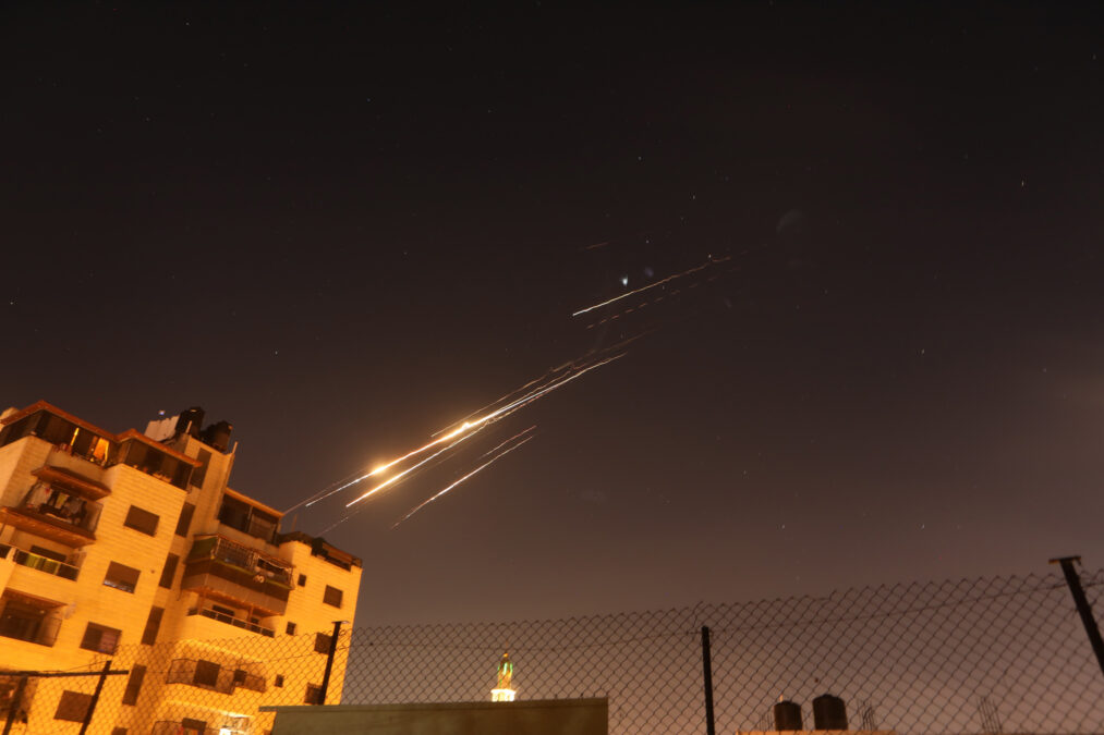 Irã lança novos mísseis contra Israel e civis buscam abrigos