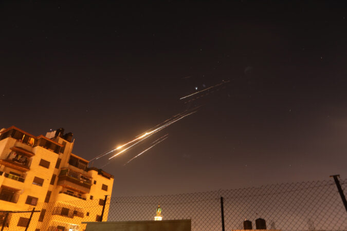 ira-lanca-novos-misseis-contra-israel-e-civis-buscam-abrigos