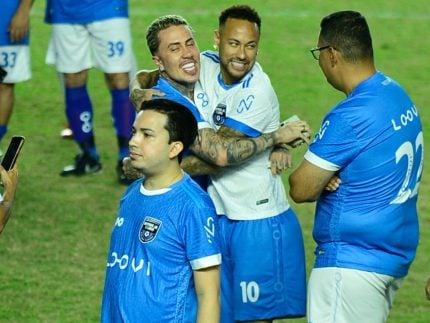 neymar-jr.-participa-de-jogo-beneficente-na-vila-belmiro-em-prol-de-seu-instituto