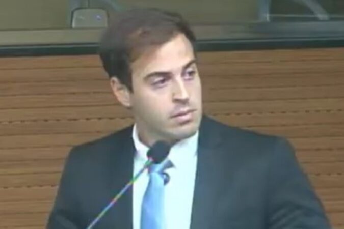 video:-filho-de-ex-ministro-ataca-moraes-e-joga-constituicao-no-chao