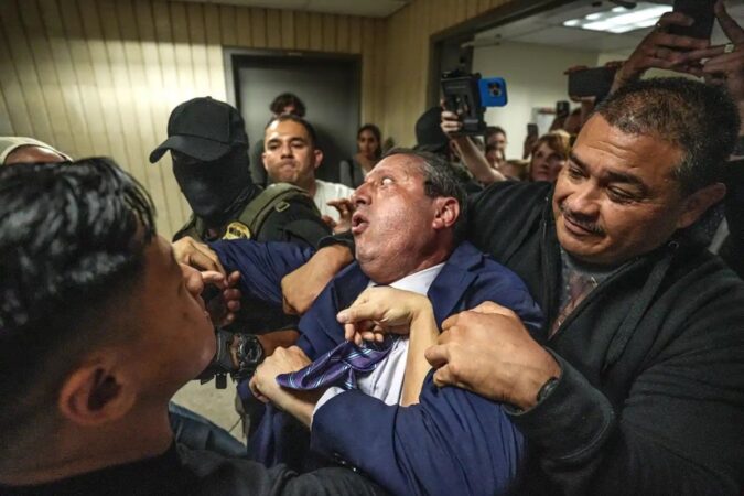 trump-aumenta-tensoes-politicas-ao-prender-autoridades-democratas