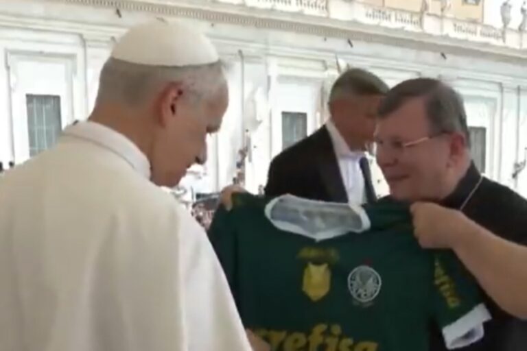 papa-recebe-suposta-camisa-falsificada-do-palmeiras-e-web-reage.-video