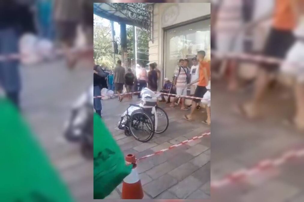 Homem confessa assassinato após circular com cadáver do pai pela rua