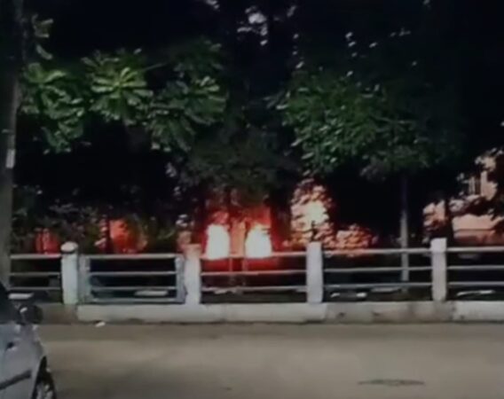 video:-guerra-entre-cv-e-milicia-incendeia-ponte-e-aterroriza-favela