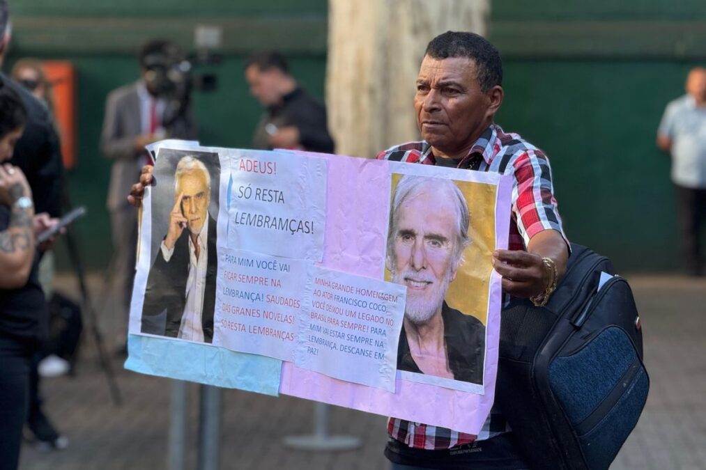 Fãs se despedem de Francisco Cuoco em velório aberto ao público em SP