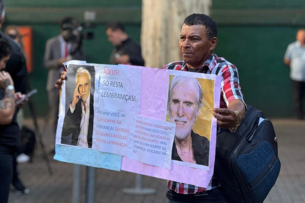 fas-se-despedem-de-francisco-cuoco-em-velorio-aberto-ao-publico-em-sp