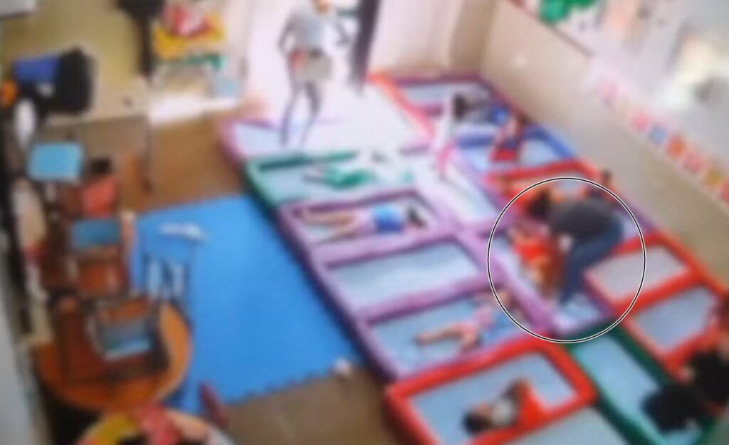 video:-monitora-de-creche-sacode-e-joga-crianca-no-chao-com-violencia