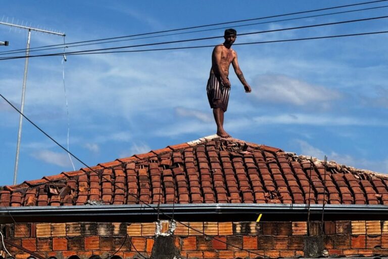 df:-atras-da-ex,-homem-sobe-em-casa-e-atira-telhas-na-pm.-video