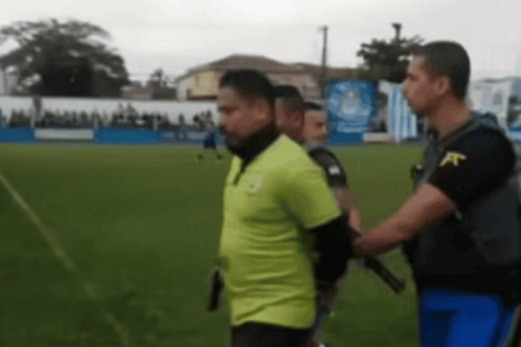 arbitro-e-preso-durante-partida-de-futebol-no-litoral-de-sp.-video