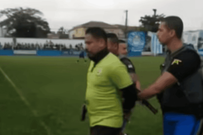 arbitro-e-preso-durante-partida-de-futebol-no-litoral-de-sp.-video