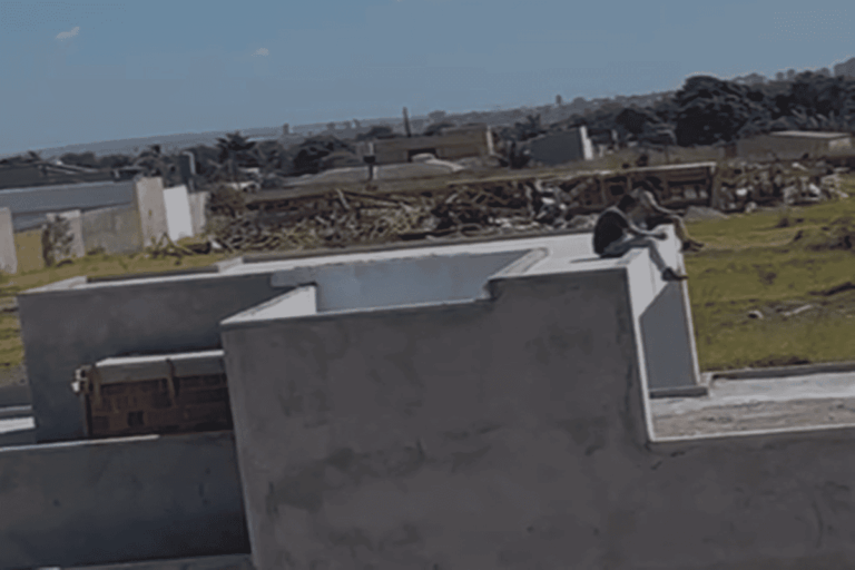 video:-moradores-sobem-em-casas-para-evitar-demolicao-da-df-legal
