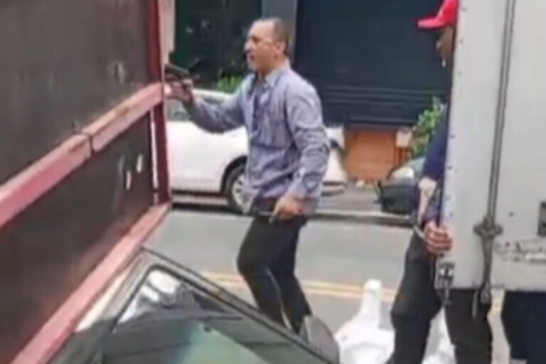 video:-servidor-municipal-e-afastado-apos-ameacar-ambulantes-com-arma