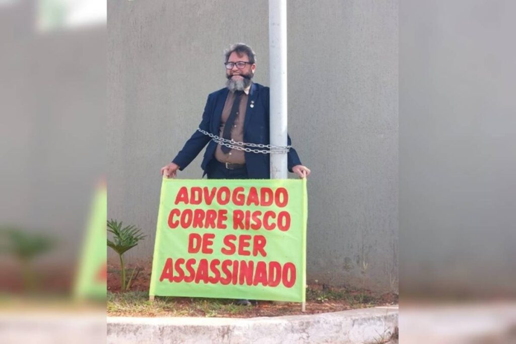 advogado-que-se-diz-perseguido-se-acorrenta-em-frente-a-onu-no-df