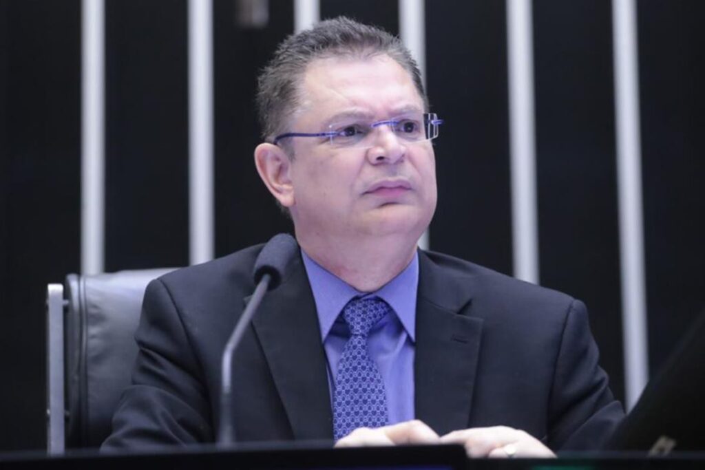 relatoria-de-projeto-que-susta-alta-do-iof-ficara-com-o-pl,-diz-lider