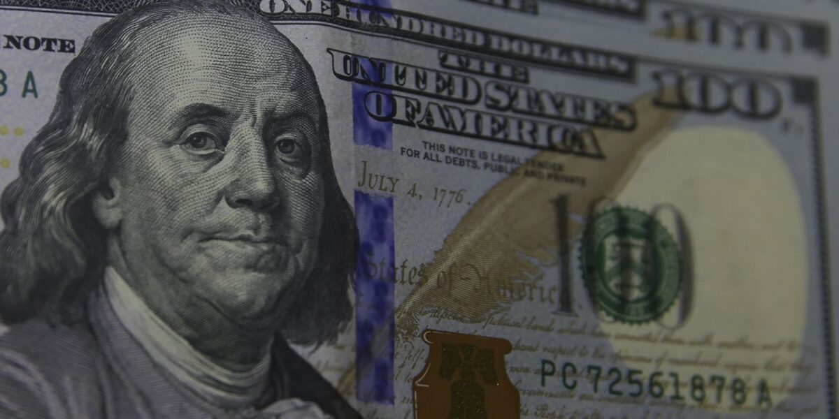 Dólar sobe para R$ 5,55 com votação de decreto do IOF