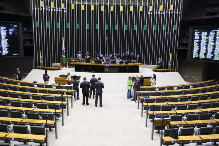 camara-conclui-votacao-e-aprova-aumento-de-deputados-federais-para-531