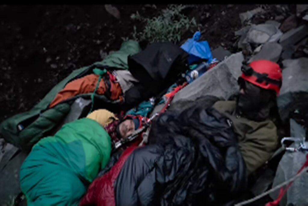 video-mostra-alpinistas-perto-do-corpo-de-juliana-na-indonesia