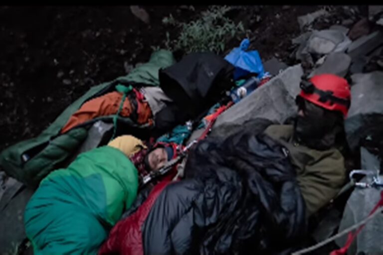 video-mostra-alpinistas-perto-do-corpo-de-juliana-na-indonesia
