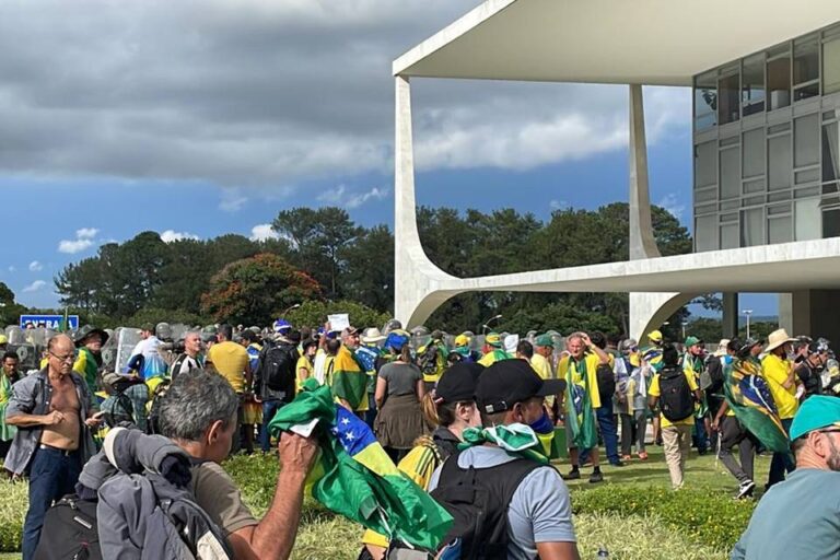 preso-pelo-8/1-pede-para-visitar-irmao-com-doenca-terminal