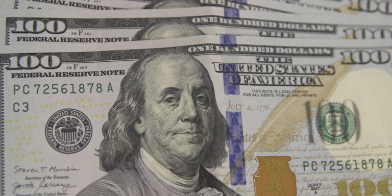 dolar-cai-para-r$-5,49-com-derrubada-de-alta-do-iof-e-inflacao-menor