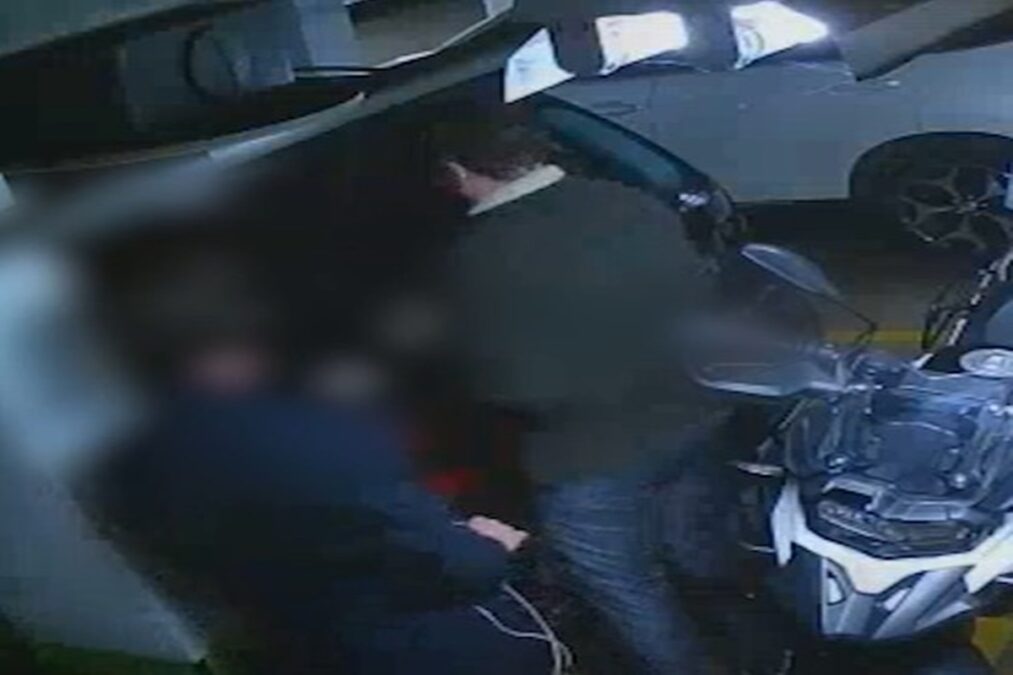 Novas imagens mostram morador larápio fazendo limpa em carro com filho
