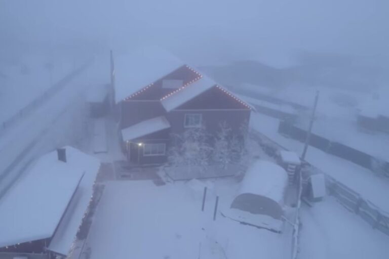 frio-de-62oc:-familia-com-10-filhos-vive-onde-“o-ar-congela”.-video