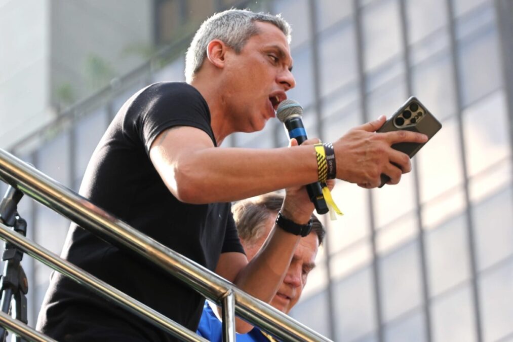 Na Paulista, Gayer exibe áudios de ministros do STF e fala em inglês