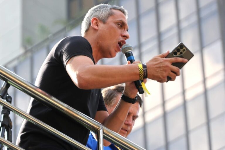 na-paulista,-gayer-exibe-audios-de-ministros-do-stf-e-fala-em-ingles