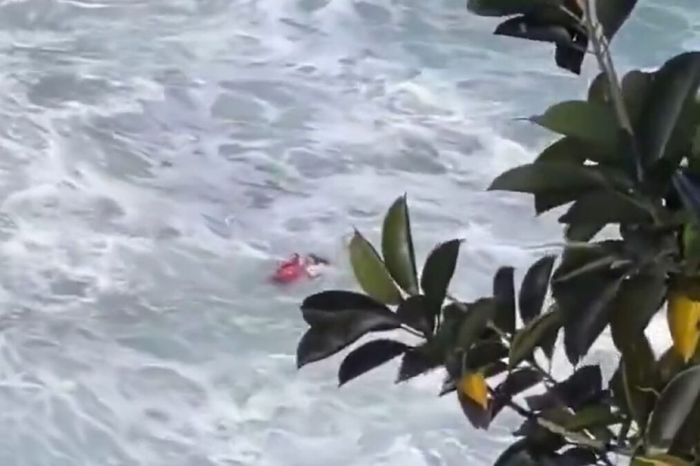 Bombeiro desafia mar revolto para salvar mulher em afogamento. Vídeo