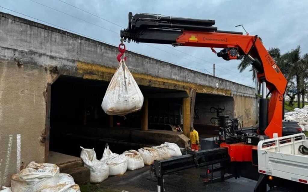 sob-alerta-de-inundacao,-porto-alegre-fecha-4-comportas-no-guaiba